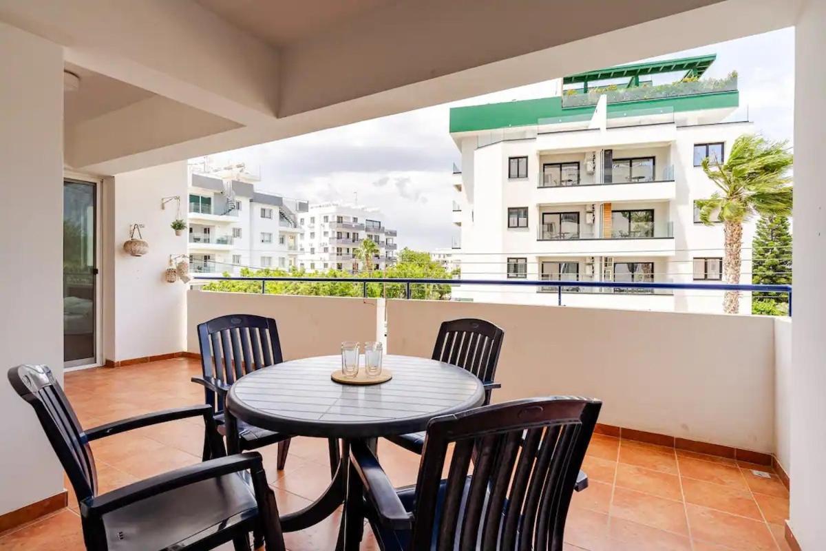 Carisa Downtown With Rooftop Pool Larnaca Ngoại thất bức ảnh