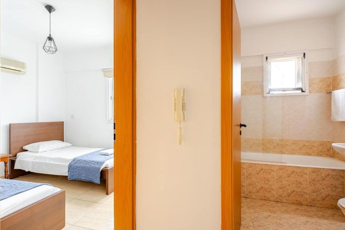 Carisa Downtown With Rooftop Pool Larnaca Ngoại thất bức ảnh